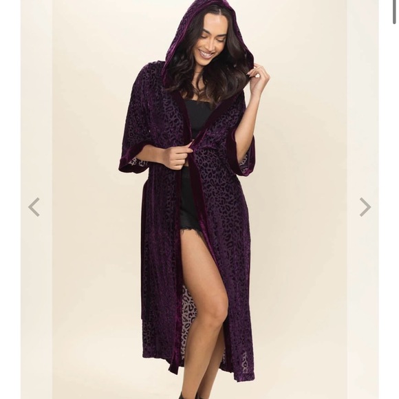 Brand New with tag velvet spirit hood robe! Size S/M - Picture 1 of 3